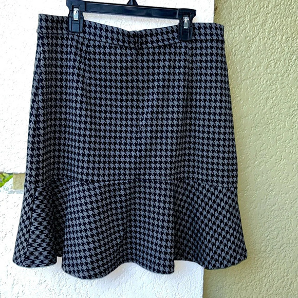 Banana Republic Houndstooth Fluted Mini Skirt - Picture 2 of 8